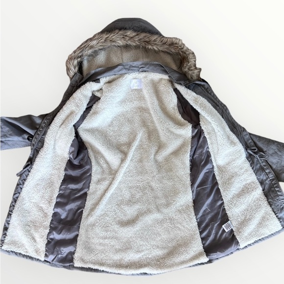 Liv & Piper faux fur hooded jacket size large - Picture 6 of 8